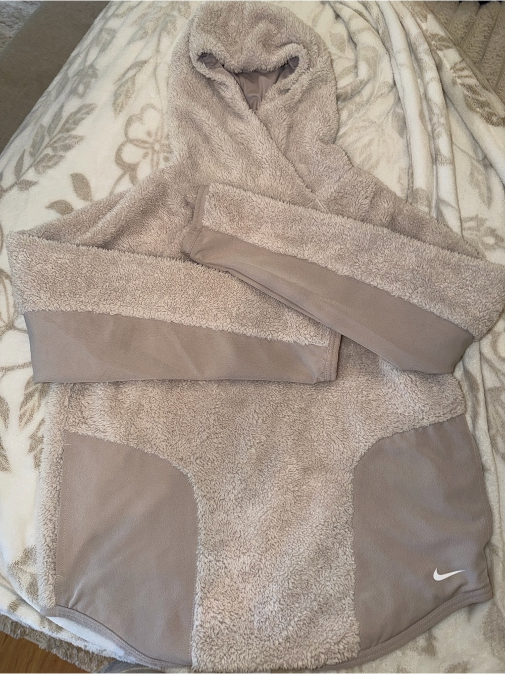 Nike Light Beige Pullover Hoodie Sherpa Size Small good used condition